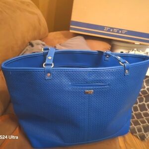 Jewell AKA Thirty-One Rocked this Vibrant Vlue Tote